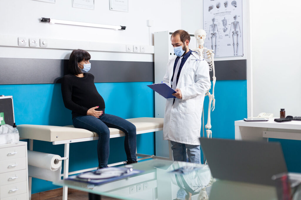 Paciente embarazada por fertilización in vitro durante control prenatal especializado en Nicaragua.