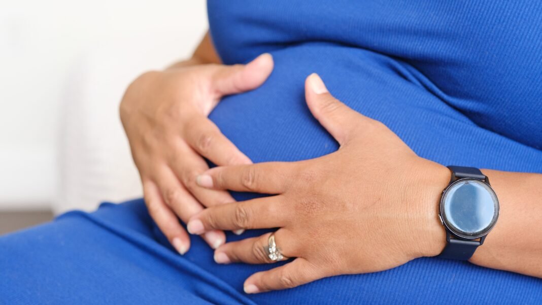 Paciente embarazada por fertilización in vitro durante control prenatal especializado en Nicaragua.